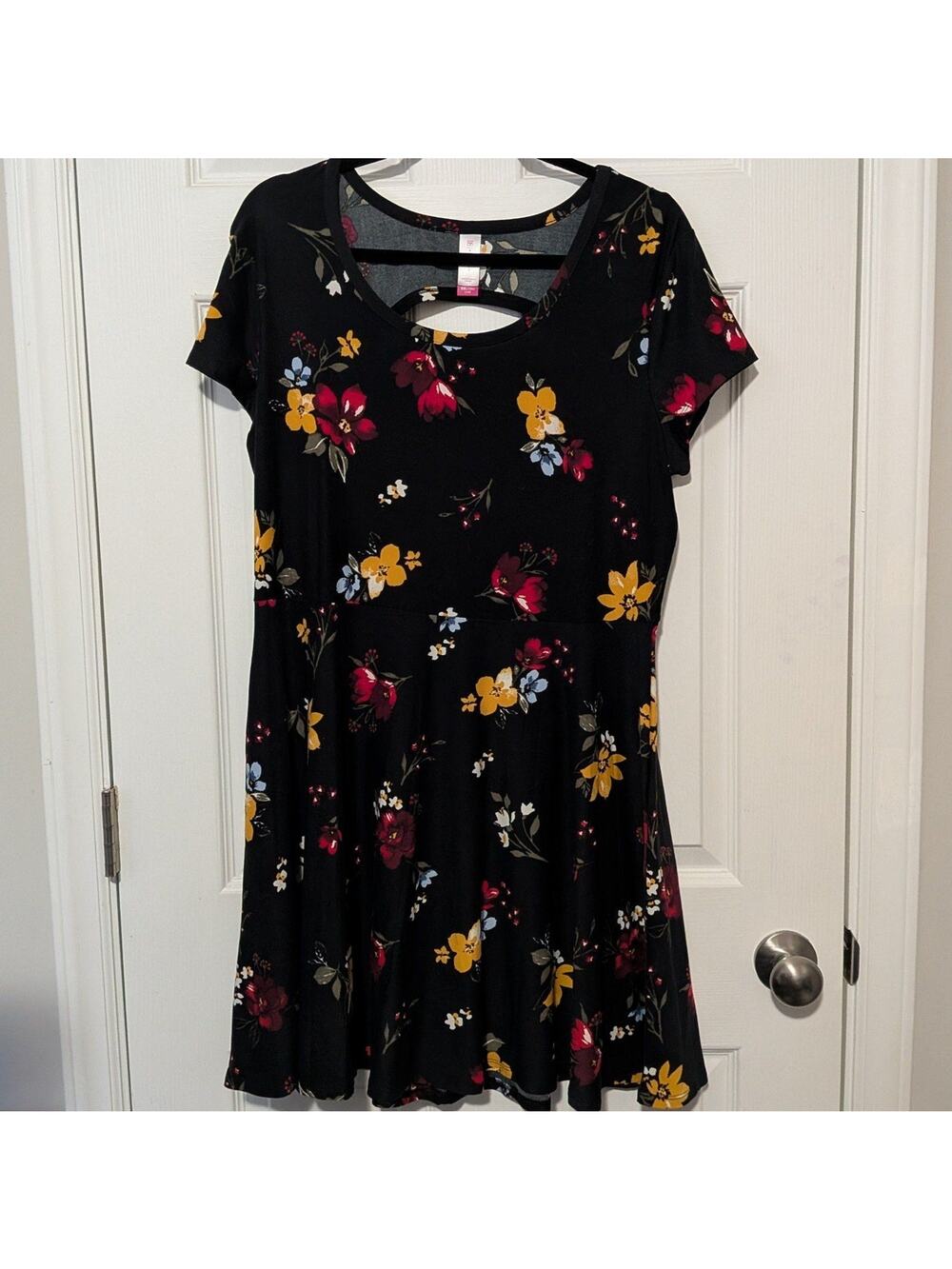No Boundaries Women's Cut Out Back Dress W/ Flowers Sz XXL